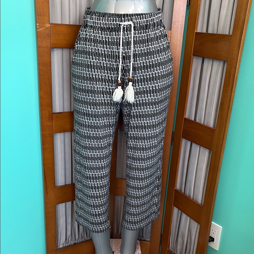 Black and White Geometric Ankle Cropped Pants